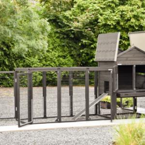 Poulailler Prestige Medium avec grandes portes et toit en charnières