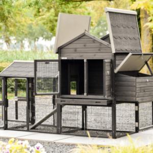 Le poulailler Prestige Medium dispose de nombreuses portes et trappes pour un nettoyage facile