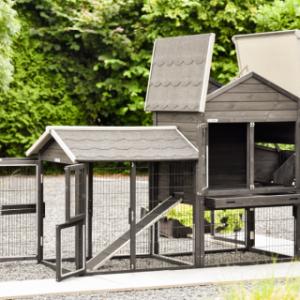 Le poulailler Prestige Medium dispose de nombreuses portes et trappes pour un nettoyage facile