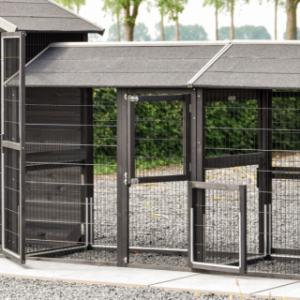Enclos intermédiaire Space Large Black possède plusieurs portes