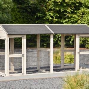 L’enclos pour chat Space Large est équipé de nombreuses portes