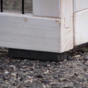 Clapier pour cochon d'inde Double Medium est posé sur des pieds en caoutchouc
