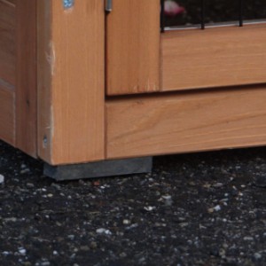 Poulailler avec pieds en plastic