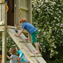 Le mur d'escalade est équipée avec un corde épaisse