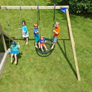 Équipment de jeu Beach hut bas est étendue avec un balançoire en bois