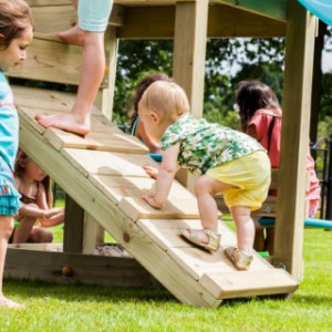 Équipment de jeux Cascade est équipée avec un planche d'escalade