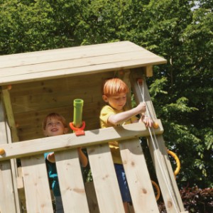 L’aire de jeux Kiosk haute est une structure de jeu robuste pour votre jardin