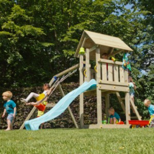 L’aire de jeux Kiosk haute est équipée d’une structure de balançoire.