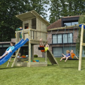 L’aire de jeux Beach Hut haute est livrée avec un kit de montage.