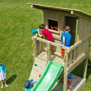 L’aire de jeux Beach Hut haute en bois est livrée sans mur d’escalade.