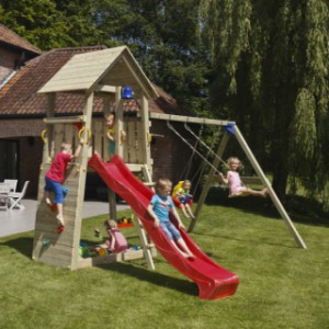 L’aire de jeux Belvedere Haute est livrée avec une structure de balançoire en bois.