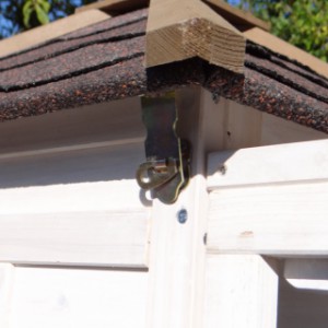 Le toit du poulailler Ambiance Small est recouvert de feutre bitumé