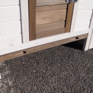 Le poulailler Ambiance Small est équipé d’un tiroir pratique