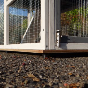 La plateforme est fabriquée en contreplaqué bakélisé de 15 mm d’épaisseur et repose sur des pieds en caoutchouc