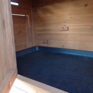 Grand clapier avec nichoir