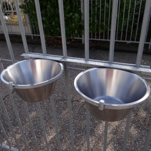 Convient également à la gamelle double de 2,3 litres (mangeoire/abreuvoir)