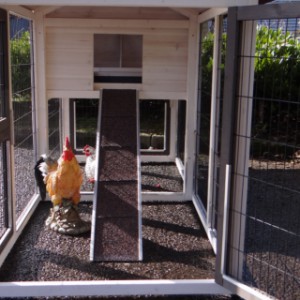 Poulailler en bois avec enclos