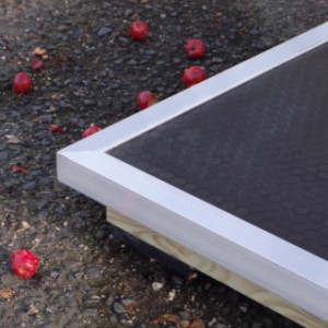 La terrasse est finie avec un bord en aluminium pour éviter les morsures.