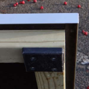 Le plaque de sol est équipée avec pieds en plastique