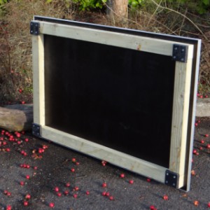 Dessous de la terrasse équipé d'un cadre solide et de pieds en plastique.