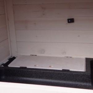 Le clapier Regular Small dispose d’une tablette rabattable au-dessus de l’ouverture de l’escalier