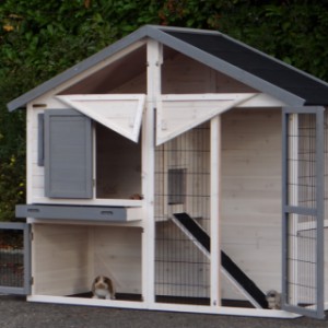 Clapier avec grenier pratique pour le storage de la fourrage