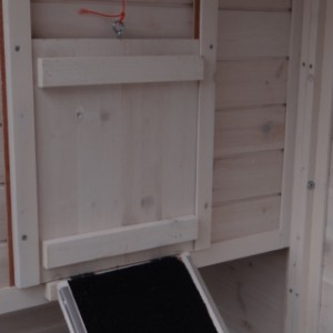 Clapier pratique avec nichoir verrouillable