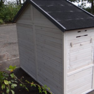 Grand et beau clapier en bois blanc avec nichoir et rampe