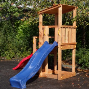 Tour de jeu en bois Cascade est livré avec 2 toboggans en plastique