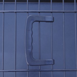 Le cage L est équipée avec une tioir en plastique amovible