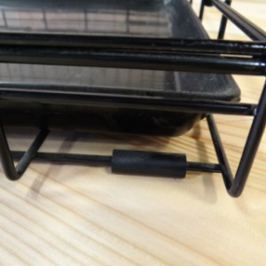 La cage de transport Strong S est équipée de pieds en caoutchouc afin de mieux protéger le sol