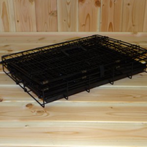 La cage pour chien Strong S est pliable, ce qui la rend compacte et facile à transporter