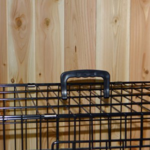 Le cage pour chien Strong 93cm est équipée avec un poignée ferme