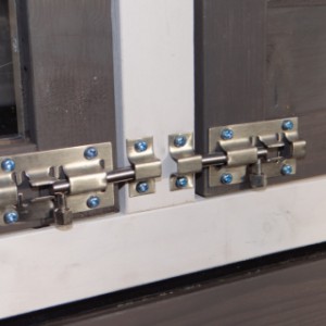 Le clapier pour lapin Prestige Small est livré avec matériaux des fixation et fermetures coulissantes