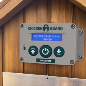 Avec le Chickenguard Premium vous pouvez facilement fermer votre nichoir