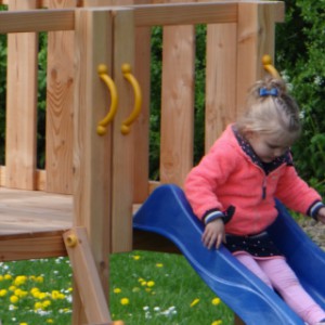 La structure de jeu Pagode haute est livrée avec un toboggan.